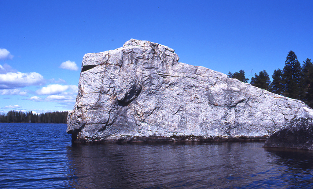 Siirtolohkare järven keskellä. Kuva: Pohjois-Karjalan Museo