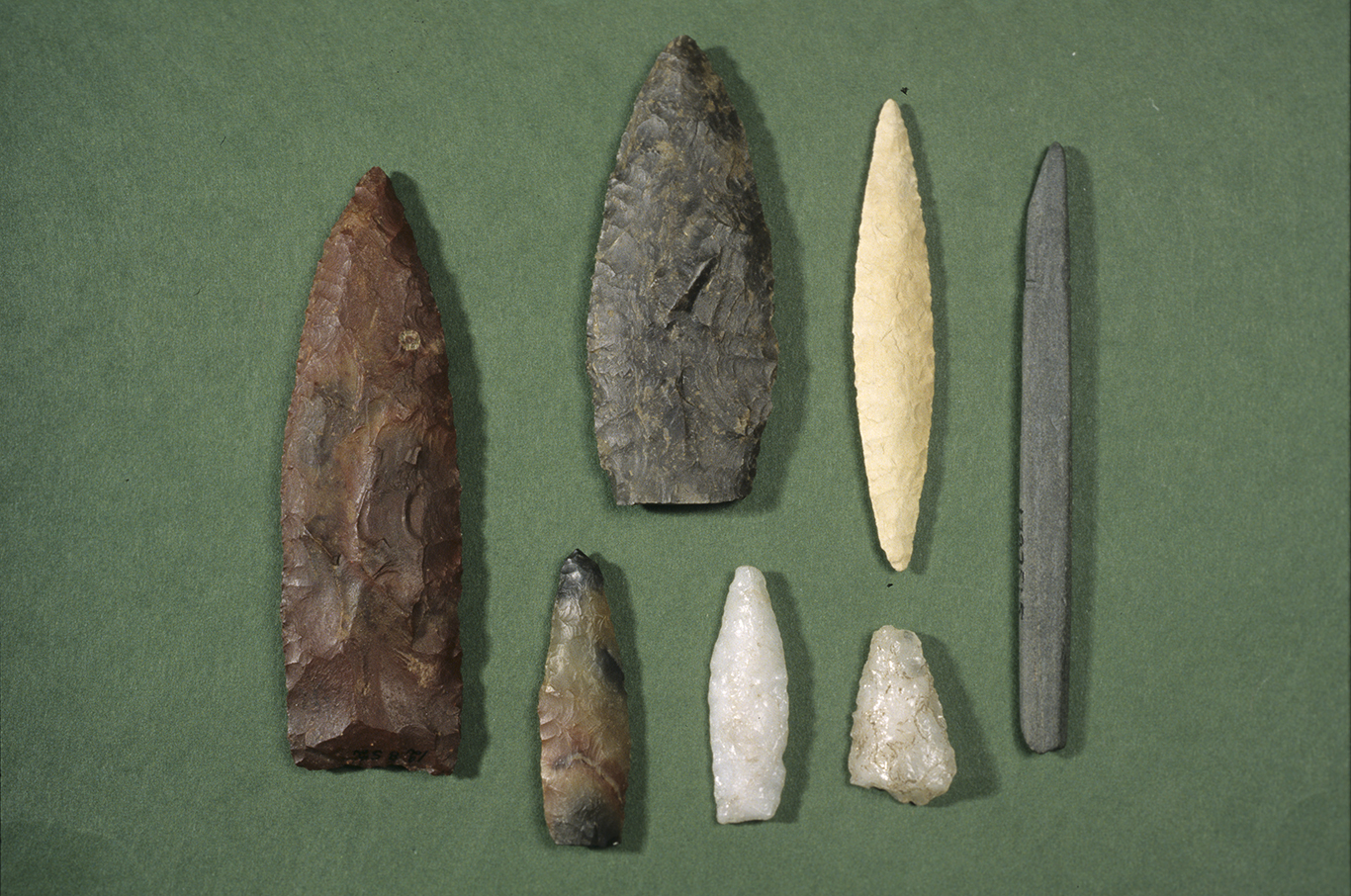 Seitsemän erilaista nuolenkärkeä Ilomantsista. Kukin nuolenkärki on tehty eri kivilajieista. Kuva: Museovirasto.