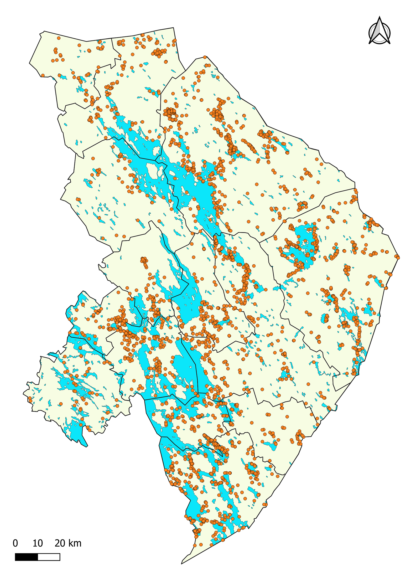 Kartta johon on merkitty oransseilla palloilla Pohjois-Karjalan alueen tunnetut kiinteät muinaisjäännökset. Kartassa näkyyvät järvet sinisellä ja kuntien rajat mustalla. 