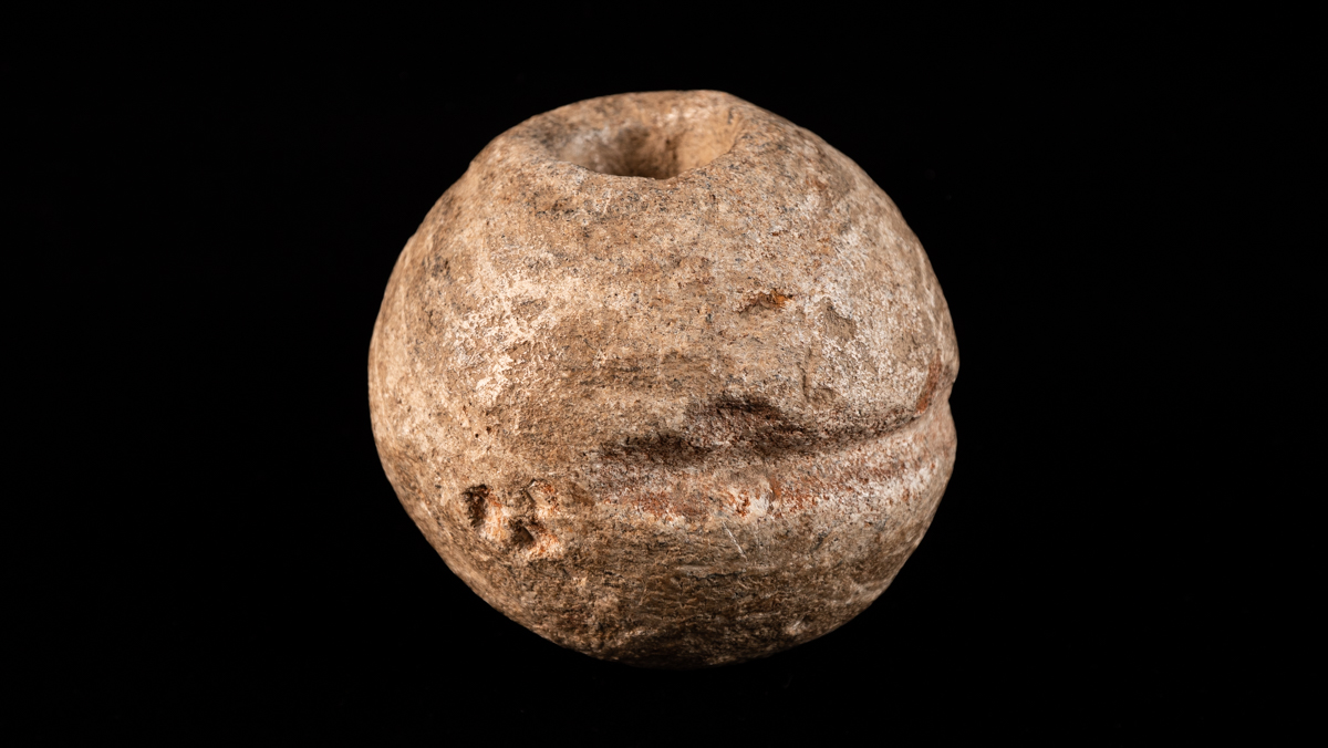 Nurmeksesta löytynyt pallonuija. Pallonuija on pyöreä kiviesine, jonka keskellä on läpimenevä reikä. Pallonuijaa on hyödynnetty kalastuksessa.