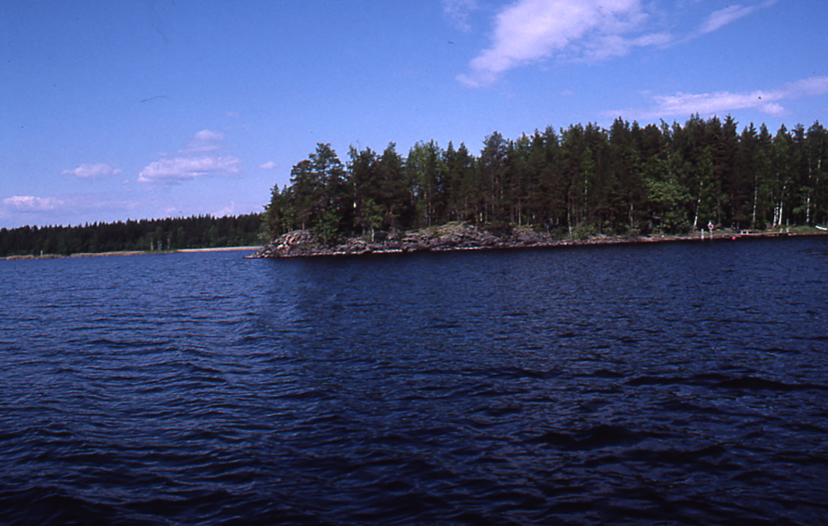Kesäistä järvimaisemaa niemestä Liperin Suursaaresta. Kuvan on ottanut Petro Pesonen vuonna 2002.